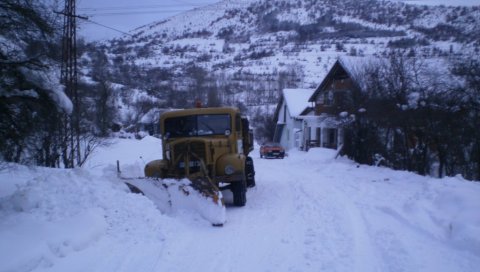 ВАТРОГАСЦИ СПАСИЛИ ЗАВЕЈАНЕ ОСОБЕ: У месту Дабића пољане два путника са комби возилом била под снегом