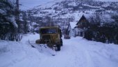 VATROGASCI SPASILI ZAVEJANE OSOBE: U mestu Dabića poljane dva putnika sa kombi vozilom bila pod snegom