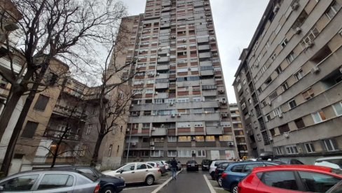 PRVE SLIKE SA MESTA NESREĆE: Devojka pala na automobil sa 20. sprata , komšije tvrde - pokušaj samoubistva (FOTO)