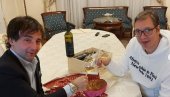 VUČIĆ DOBIO POSEBAN POKLON: Predsednik objavio fotografije specijalnog kolača koji je lično umesio šef Tomaž Kavčić (FOTO)