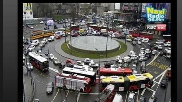 КОЛАПС НА СЛАВИЈИ: Удес у Булевару ослобођења - Сударили се аутобус и путнички аутомобил (ФОТО)