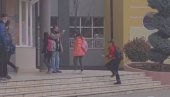 SKANDALOZAN SNIMAK: Pogledajte kako u Prizrenu deci mere temperaturu (VIDEO)
