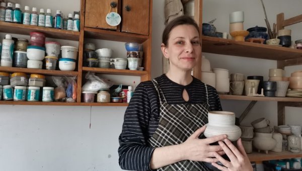 ОСВАЈА И ПАРИСКЕ ГАЛЕРИЈЕ: Млада Крушевљанка Ана Савић одушевљава Европу уникатним делима од керамике (ФОТО)