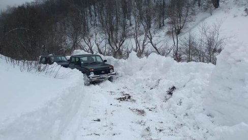 PROBILI SE KROZ SMETOVE: Zimska služba doprla do tri zavejana automobila, spašeno šestoro putnika