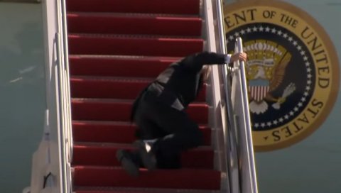 БАЈДЕН ПАО : Амерички председник се ваљао по степеницама, неколико пута се срушио (ВИДЕО)