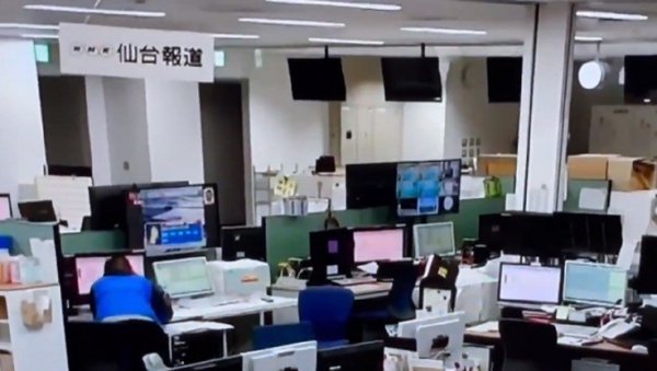 ТРЕНУТАК КАДА СЕ СВЕ ЗАТРЕСЛО: Погледајте прве снимке јаког земљотреса у Јапану (ВИДЕО)
