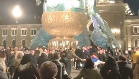 KORONA ŽURKA NA SAVSKOM TRGU: Na stotine ljudi se okupilo oko spomenika Stefanu Nemanji i oplelo Užičko kolo - građani besni (VIDEO)