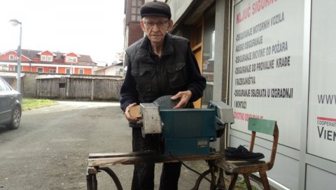 УПИСАО 75 ГОДИНА ОБУЋАРСКОГ СТАЖА: Најстарији занатлија у Српцу, 84-годишњи Вељко Вечерновић, и даље ради