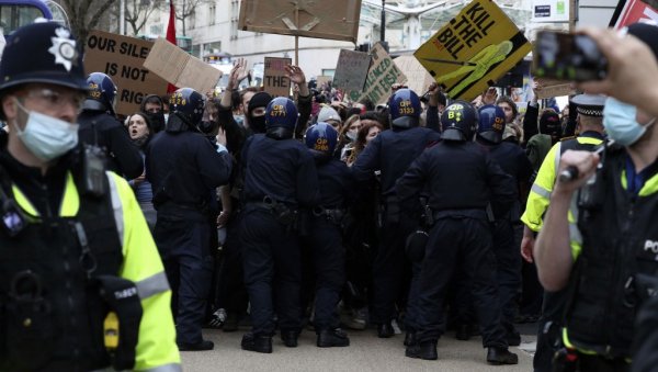 НАСИЉЕ БЕЗ ПРЕСЕДАНА: Шест полицајаца повређено на насилним протестима у Бристолу