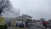 POŽAR KOD OKRETNICE U RAKOVICI: Gust dim izbija iz pogona, velika intervencija u toku (FOTO)