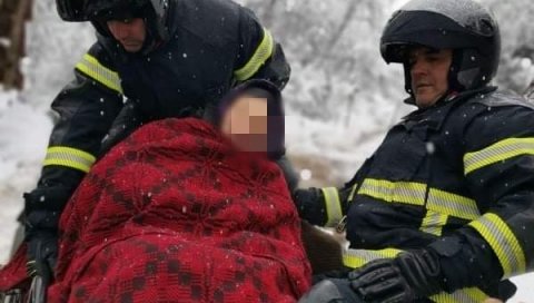 ЈАЧИ ОД  МЕЋАВЕ: Ватрогасци и лекари спасли старицу у завејаном бабушничком селу  Дол
