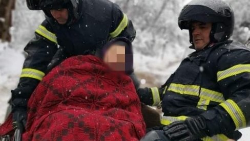 JAČI OD  MEĆAVE: Vatrogasci i lekari spasli staricu u zavejanom babušničkom selu  Dol