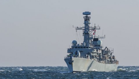УЗБУНА У ЛОНДОНУ: Три руска брода пролазе кроз Ламанш, британска морарица у приправности