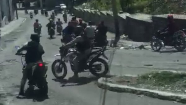 НЕВЕРОВАТНЕ СЦЕНЕ НА ХАИТИЈУ: Отмичари окружили аутобус са репрезентацијом Белизеа, полиција стигла у последњи час (ВИДЕО)