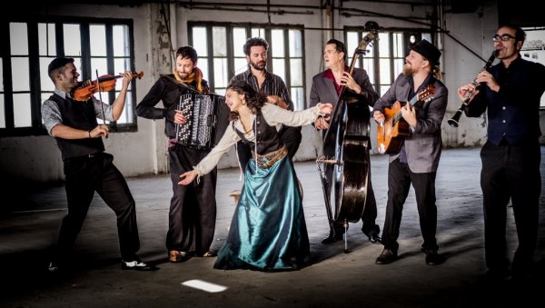 УРБАНА ТРАДИЦИЈА: Барселона Џипси Балкан оркестра се поновила новим спотом