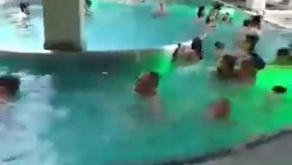 ОВАКО НИКАДА НЕЋЕМО ПОБЕДИТИ КОРОНУ! Страшна сцена на базену у Врднику, крцат људима без обзира на мере (ФОТО)