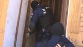 POLICIJA, LEZI DOLE, BRE! Pogledajte akciju hapšenja makroa koji je osumnjičen da je podvodio žene u salonu za masažu u Novom Sadu (VIDEO)
