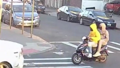 ЗАПУЦАЛИ НА ДЕЧИЈЕМ ИГРАЛИШТУ: Двојац на мотору у Бронксу напад извео у неколико секунди (ВИДЕО)