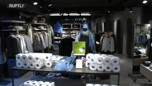 БРИЉАНТНА ИДЕЈА: У продавници одеће продају и тоалет папир како би могли да наставе са радом упркос мерама (ВИДЕО)