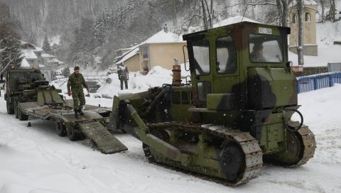 ВОЈСКА ПРОБИЈА СМЕТОВЕ: Започело рашчишћавање локалних путева до завејаних села у општини Црна Трава