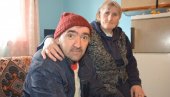 KOLJE ME, MAJKO, SEKIRA... Heroj sa Košara Mija Đidić (43) iz sela Milentija kod Brusa ima posttraumatski sindrom i živi u siromaštvu