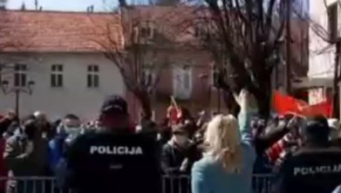 КОМИТЕ НАПРАВИЛЕ ХАОС НА ЦЕТИЊУ: Полиција блокирала улице због посете премијера, гађали политичаре флашама (ФОТО)