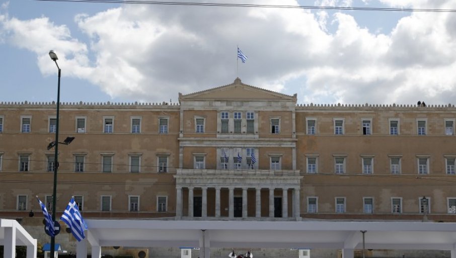 NEZAPMĆENA SCENA U GRČKOM PARLAMENTU: Grčki poslanik pušten iz pritvora nakon saslušanja zbog tuče