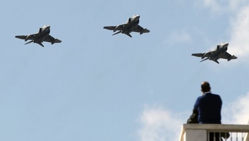 И ГРЧКА СЕ СПРЕМА: Развијају лоjтеринг мунициjу са вештачком интелигенцијом