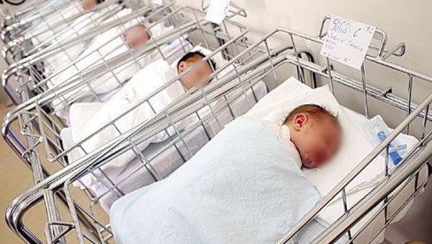 ТРОЈКЕ И ПАР БЛИЗНАКИЊА: У пордилишту  У Новом Саду за дан из 18 порођаја рођена 21 беба