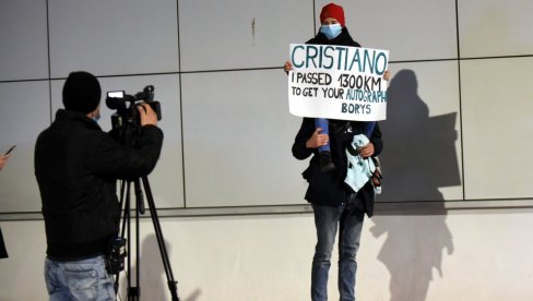 RONALDO, KAKO SI MOGAO: Dečak došao iz Poljske - želeo je samo autogram Portugalca, on ni da trepne! (FOTO)