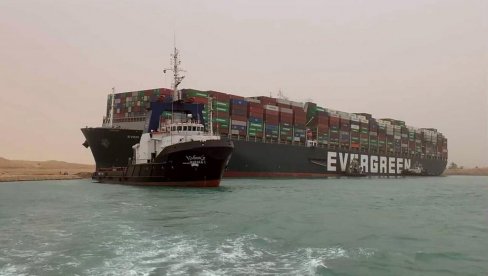 KRMA SE POMERILA, ALI PLIMA STVARA PROBLEME: Nasukani brod od 400 metara blokirao Suecki kanal, 320 plovila čeka na prolazak