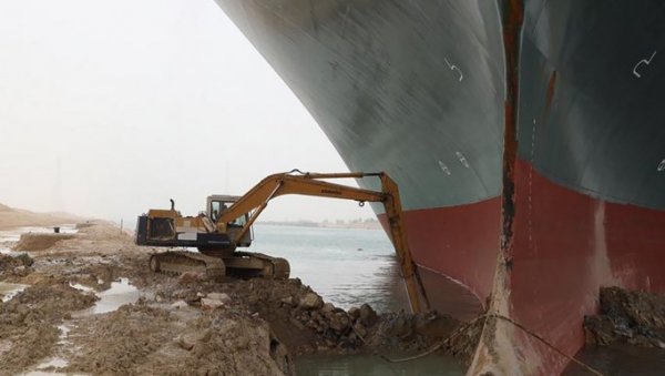 ЈОШ ЈЕДНА ПРЕПРЕКА У СУЕЦУ: Пронађено камење испод насуканог брода Евер Гивена отежава извлачење
