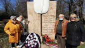 POČAST ZAUSTAVLJENOJ MLADOSTI: Vrščani položili vence na spomenik stradalim vojnicima u NATO agresiji