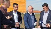 POČELA IZGRADNJA NADVOŽNJAKA U BATAJNICI: Vesić i Momirović obišli radove na izgradnji saobraćajnice preko brze pruge (FOTO)