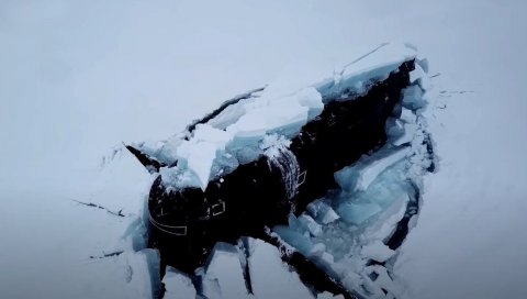 НЕВЕРОВАТАН СНИМАК РУСКИХ ПОДМОРНИЦА: Погледајте спектакуларно израњање невидљивих убица испод арктичког леда (ВИДЕО)