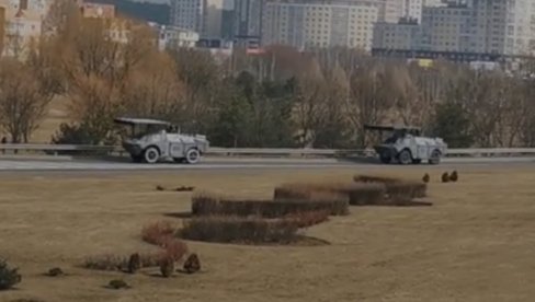 VOJSKA I POLICIJA SE POVUKLE IZ CENTRA MINSKA: Kolone oklopnih vozila snimljene na ulicama Beloruske prestonice (VIDEO)