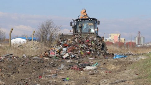 ODNELI VIŠE OD 10 KAMIONA SMEĆA: Vršački komunalci ponovo uklonili divlju deponiju u naselju Mali rit