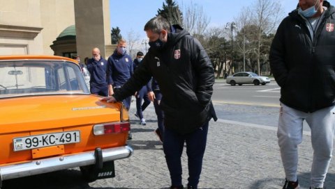 ПИКСИ ИЗВЕО ОРЛОВЕ НА УЛИЦЕ БАКУА: Селектору се свидео аутомобил, а код Јапанца мора да се вежба и у шетњи (ФОТО)