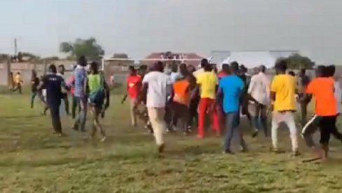 SKANDAL U AFRICI: Rulja uletela u teren i obračunala se sa sudijama, uznemirujuće scene krvavih glava (FOTO+VIDEO)