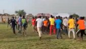SKANDAL U AFRICI: Rulja uletela u teren i obračunala se sa sudijama, uznemirujuće scene krvavih glava (FOTO+VIDEO)