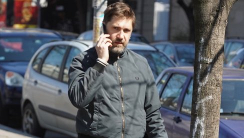 НЕОПТЕРЕЋЕН СЛАВОМ: Глумац Небојша Миловановић опуштен у шетњи градом