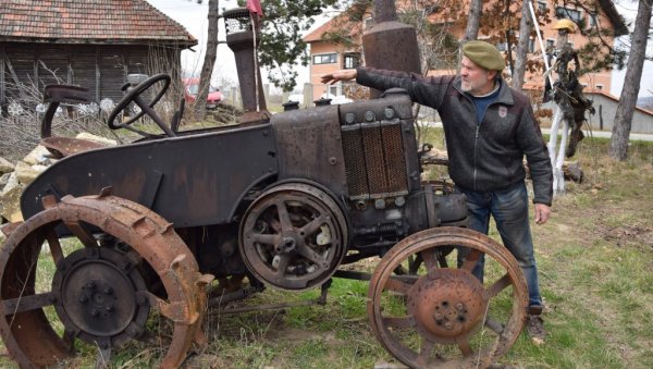 СТАРИ ТРАКТОР ЈОШ  НИЈЕ ЗА ОТПАД: Мирко Пауновић у дворишту ствара необичан музеј пољопривредне механизације