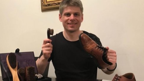 КОМПЛЕТ ЧЕТКИ ЗА ВИСОК СЈАЈ: Арно Гујон изгланцао ципеле пред почетак нове радне седмице