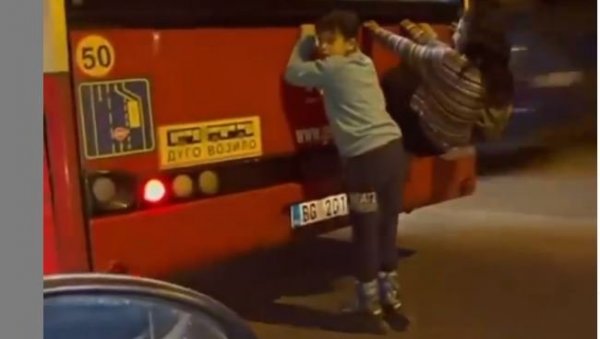 КАКАВ УЖАС! Језив снимак из Београда - деца се ухватила за аутобус који јури пуном брзином (ВИДЕО)