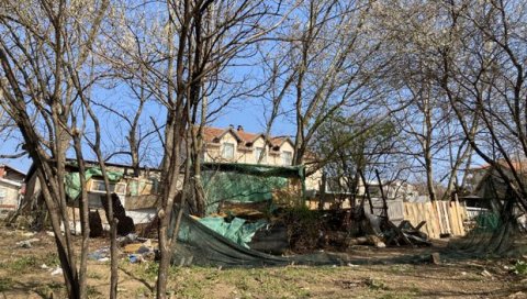 ДИВЉЕ НАСЕЉЕ КОД ОКРЕТНИЦЕ: Склепане трошне бараке у Браће Јерковић, тик уз стајалиште аутобуса 26