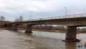 TAKSISTA HEROJ SPASAO ŽENU: Detalji slučaja o kome bruji Srpska - pravio se da je prolaznik, pa je povukao sa ograde mosta (FOTO)