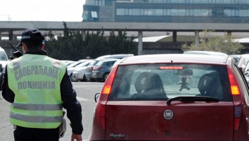 POČEO POVRATAK SA MINI-ODMORA: Kolona vozila kod Čačka, policija reguliše saobraćaj