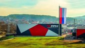 BARJAK KAO ČETVOROSPRATNICA: Ispod Rtnja postavljena najveća zastava Srbije povodom jubileja FPM Agromehanika