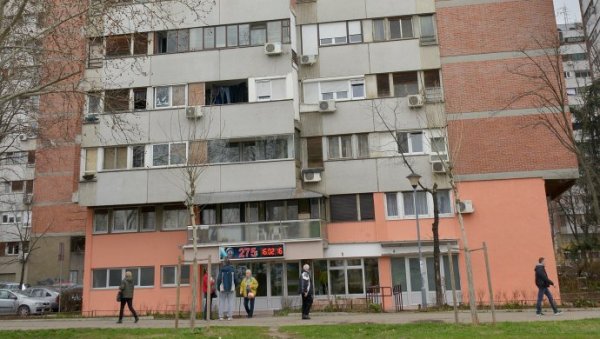 МАРКИРАЈУ  СТАНОВЕ ЗА  ОБИЈАЊЕ? Житељи новобеоградских блокова забринути за своју безбедност због чудних ознака крај улазних врата