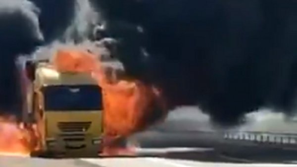 СВАКОДНЕВНИ НАПАДИ: Амерички војни конвоји горе у пламену, Бајден нема решење! (ФОТО/ВИДЕО)